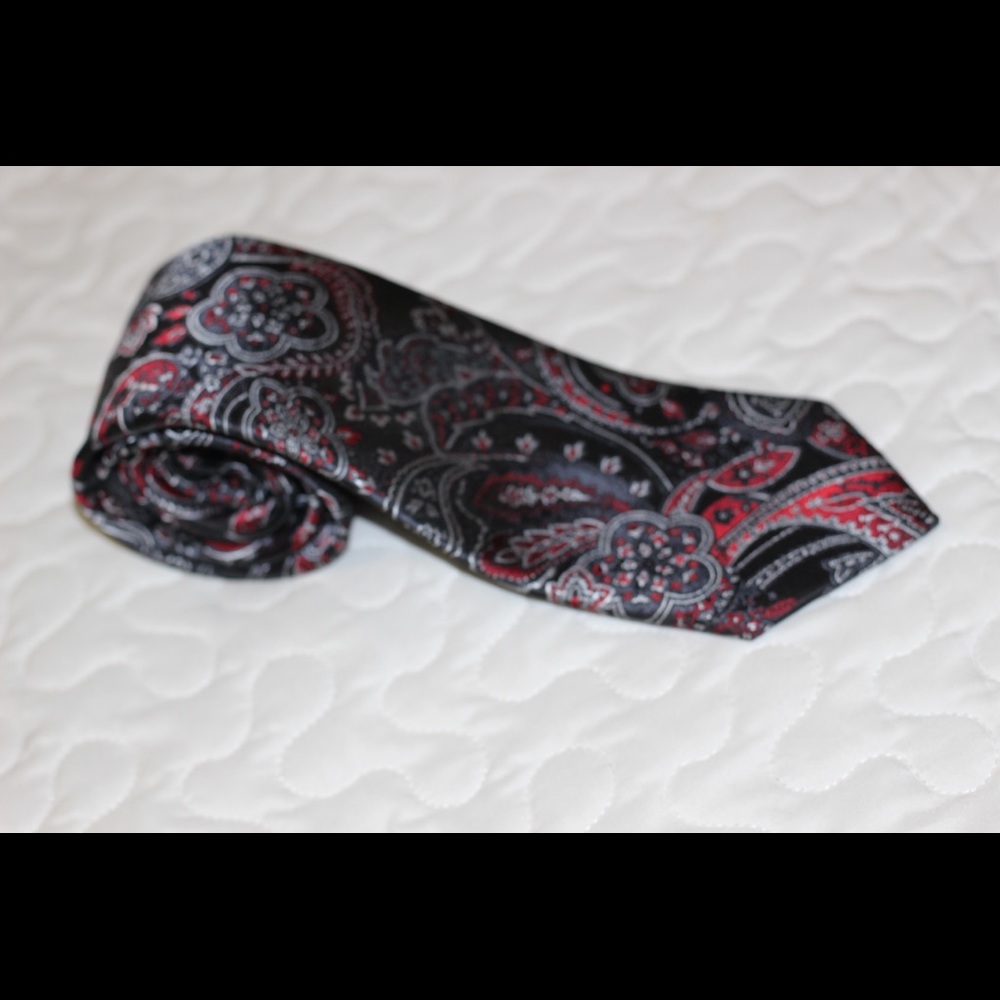 🆕 Men’s paisley print black and red tie